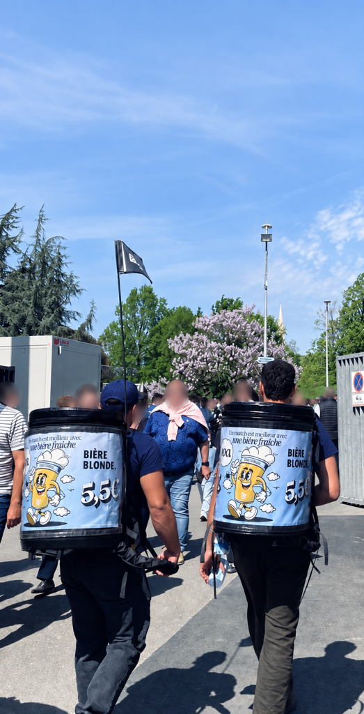 Visuel publicitaire personnalisé imprimé pour des sacs à dos distributeurs de boissons, conçu pour une forte visibilité lors d'événements et de festivals.