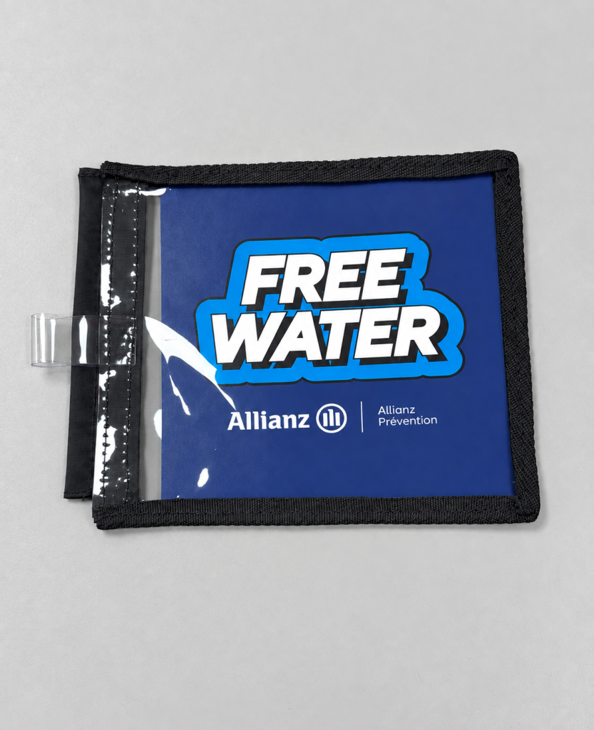 Visuel publicitaire imprimé pour une pochette transparente double face, conçu pour une excellente visibilité à distance lors d'événements.