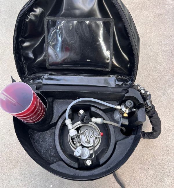 Vue intérieure du sac à dos DraftGo montrant le réservoir 11L, la bouteille de CO₂, le réducteur de pression, les tuyaux et l’emplacement porte-gobelets.