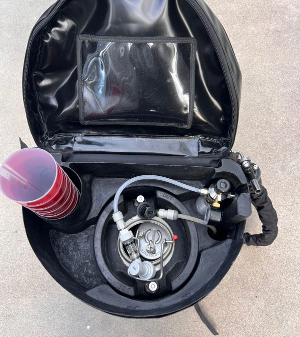 Vista interna dello zaino DraftGo che mostra il serbatoio da 11 L, la bombola di CO₂, il riduttore di pressione, i tubi e il portabicchieri integrato.